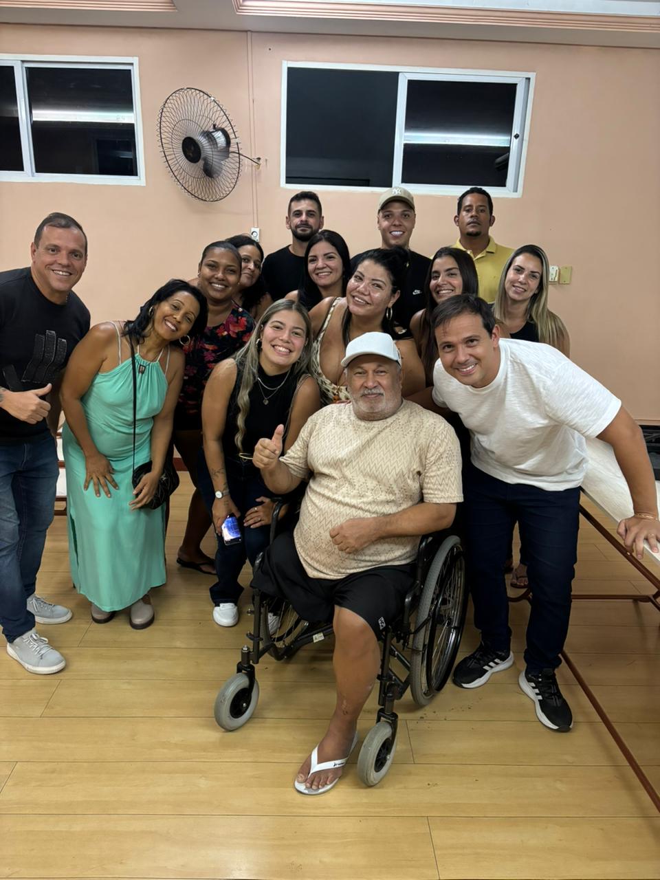 Thauan com grupo de apoiadores