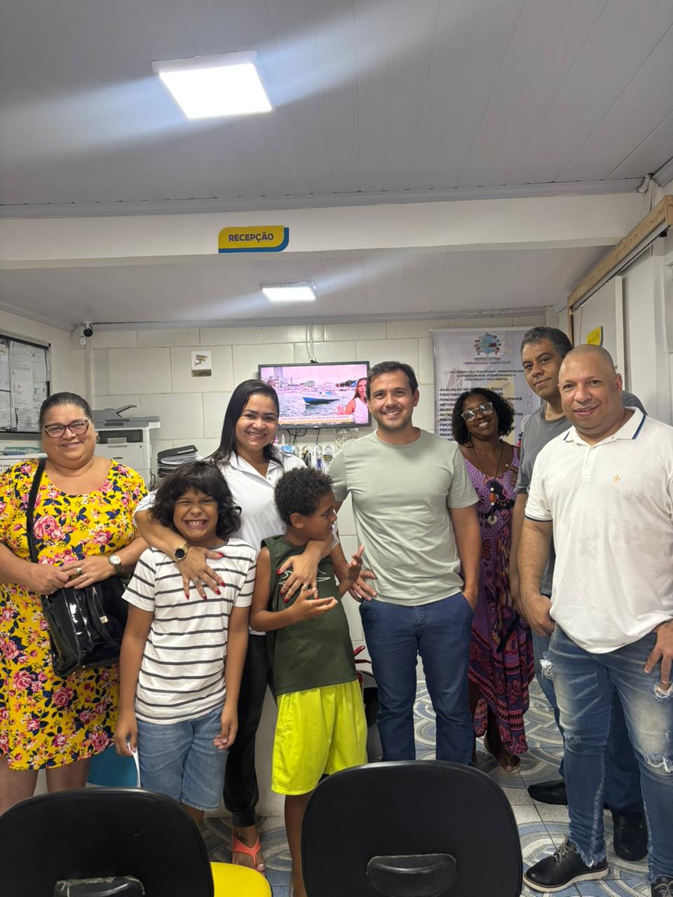 Thauan visitando instituição