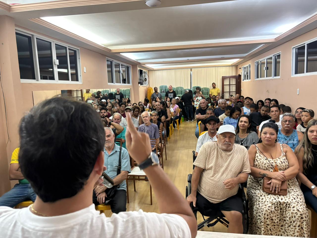 Thauan palestrando para a comunidade